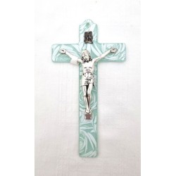 Croix en verre vert avec des décorations florales blanches et Christ argenté. 12 cm