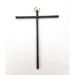 Croix fine cannelée en métal. 14 cm