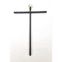 Croix fine cannelée noire. 17 cm