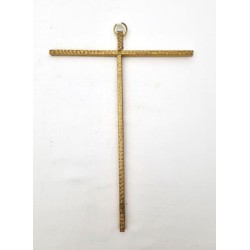 Croix fine martelée en métal doré. 19 cm
