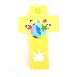 Croix jaune en bois avec enfant du monde peint à la main