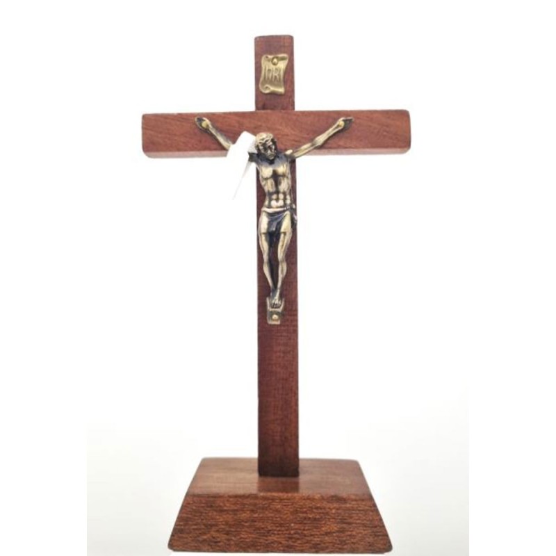 Crucifix en bois sur pied. 18 cm