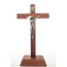 Crucifix en bois sur pied. 18 cm