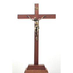 Crucifix en bois sur pied. 37 cm