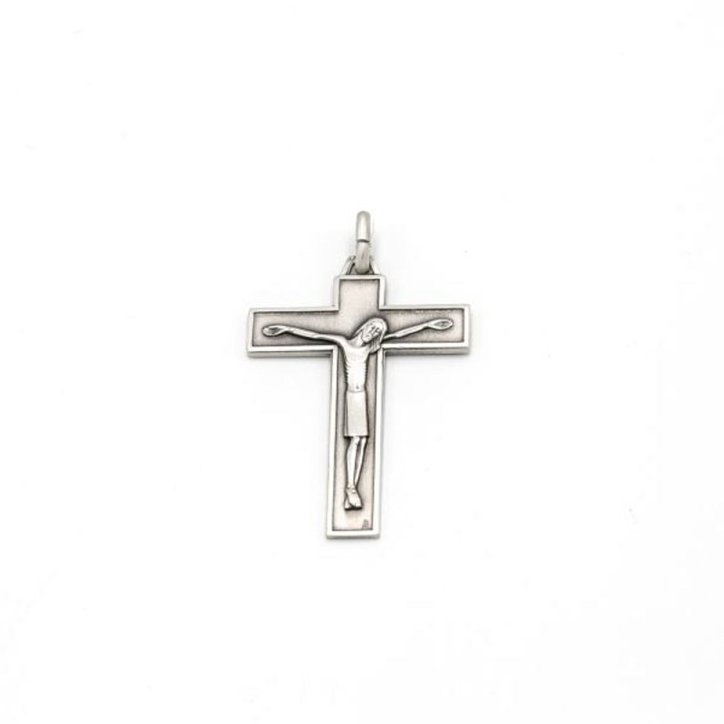 Pendentif crucifix en métal argenté. 50 mm