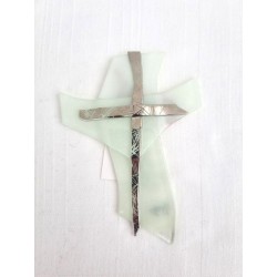 Een wit glas kruis met een zilveren Christus. 12/7 cm