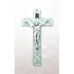 Groen glazen kruis met witte bloemen en een zilveren Christus. 12 cm