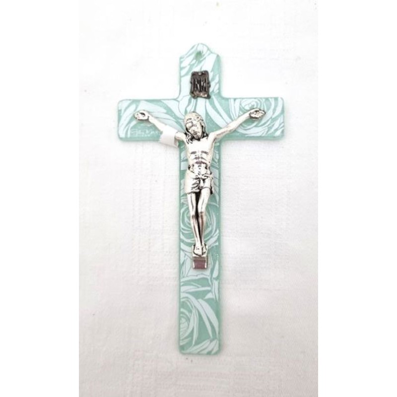 Croix en verre vert avec des décorations florales blanches et Christ argenté. 12 cm