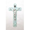 Croix en verre vert avec des décorations florales blanches et Christ argenté. 12 cm