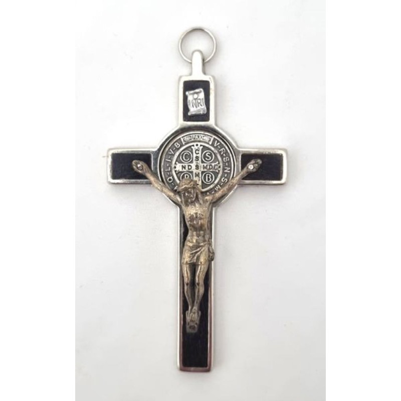 Croix de Saint Benoît en métal argenté émaillée 8/4 cm