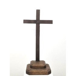 Croix en bois avec vernis foncé et base. 16.5 cm