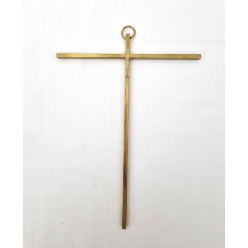 Croix en métal doré. 19 cm