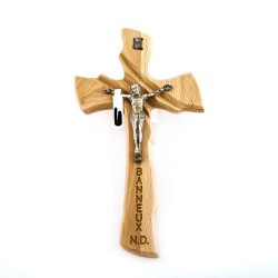 Crucifix en bois de chêne sculpté avec Christ argenté. 20/11 cm