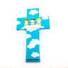 Croix bleue pour enfant avec 3 anges qui chantent. 15 cm