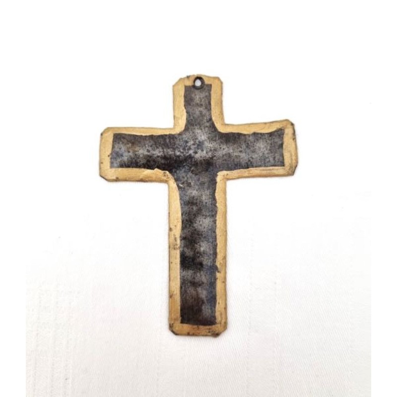 Metalen kruis met gouden randen, handgemaakt in Haïti. 6/8 cm