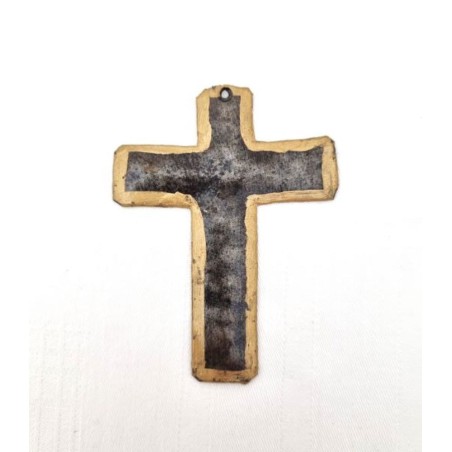 Croix en métal avec bords dorés fabriquée à la main en Haïti. 6/8 cm
