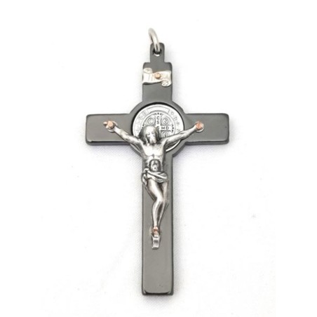 Croix en métal chromé et noir poli. 6/3 cm