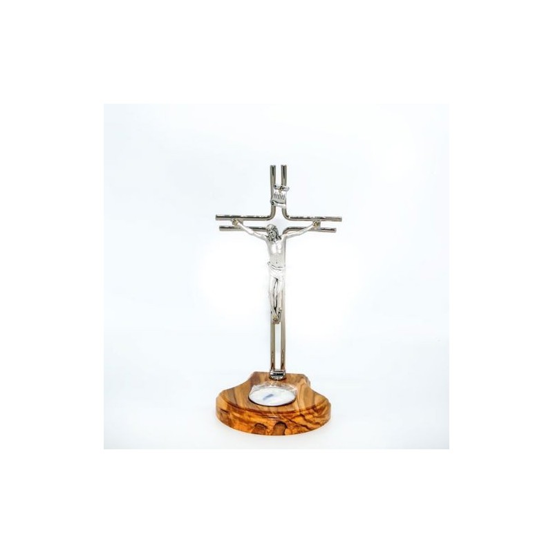 Crucifix en métal avec socle en bois d'olivier et bougeoir. 21/11 cm