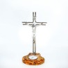 Crucifix en métal avec socle en bois d'olivier et bougeoir. 21/11 cm