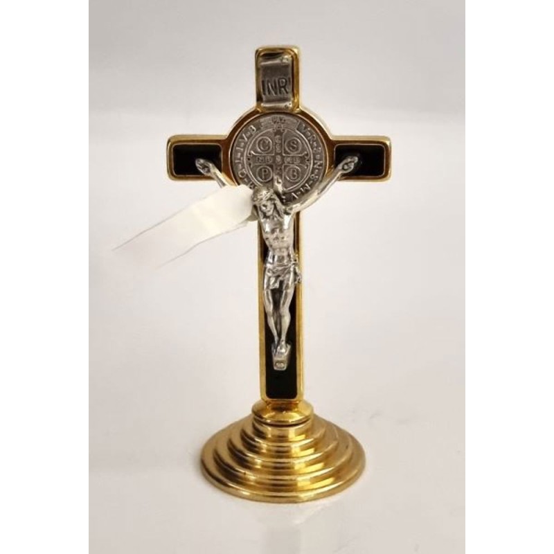 Crucifix doré émaillé noir St Benoit sur base