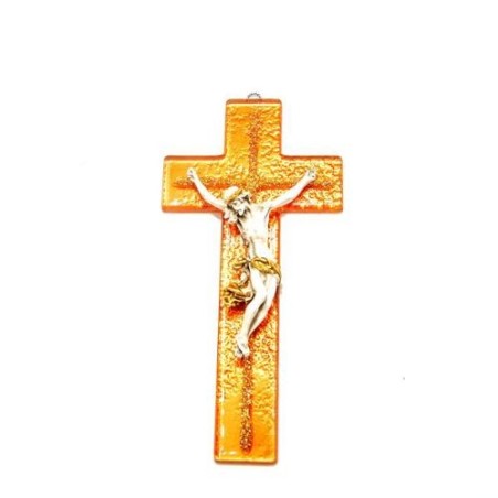 Een glazen kruisbeeld met Christus in hars. 15/7 cm