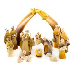 Crèche stylisée composée de 17 pièces avec étable en bois