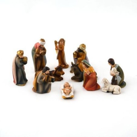 Crèche composée de 11 pièces en résine. 6.5 cm
