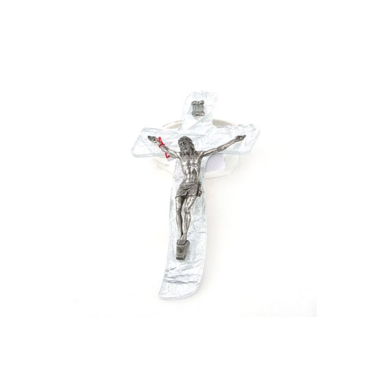 Croix avec Christ en métal argenté. 19 cm