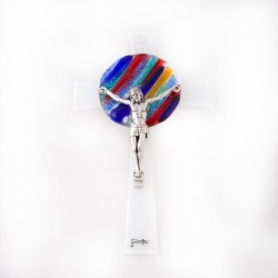 Croix en verre blanc avec cercle coloré et Christ argenté. 16 cm