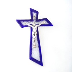 Een blauw-wit glazen kruis met een zilveren Christus. 16 cm