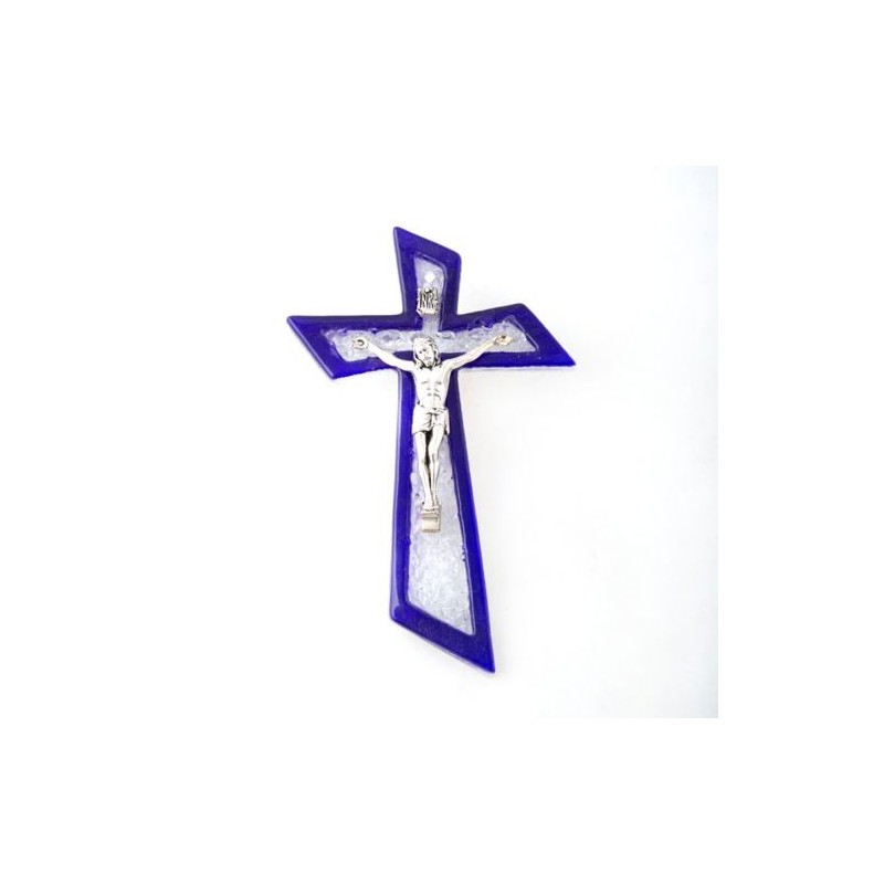 Een blauw-wit glazen kruis met een zilveren Christus. 16 cm