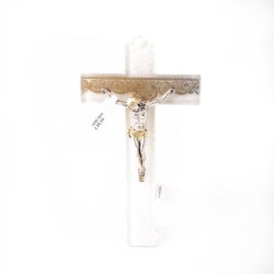 Croix en verre décorée avec Christ argenté et finitions dorées. 16 cm