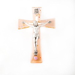 Croix en verre murano rose avec des taches colorées et Christ argenté. 10 cm