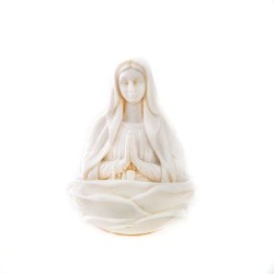Witte stoep met de biddende Maagd Maria
