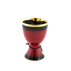 Een rood, smaragdrood koperen beker, met goud bekleed