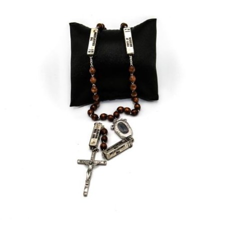 Rozenkrans met bruin houten water op ketting
