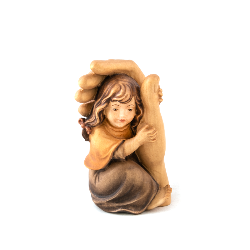 Beschermende hand die een houten meisje vasthoudt. 13 cm