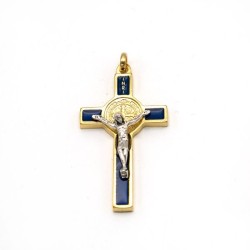 Pendentif croix de Saint Benoit en métal doré et émail. 5 cm