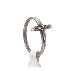 Ring met zilveren kruis