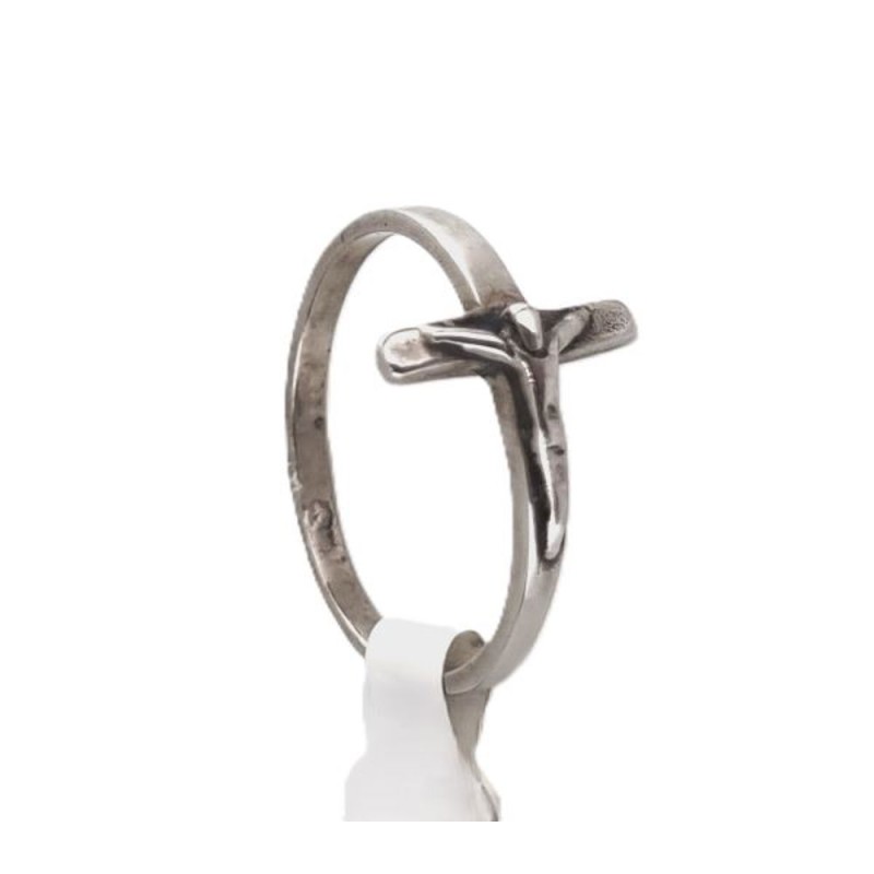 Ring met zilveren kruis