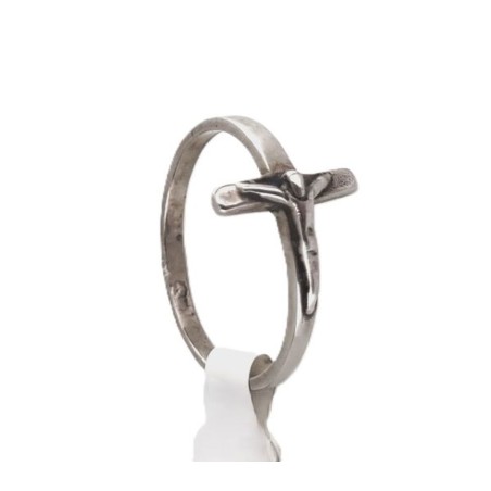 Ring met zilveren kruis