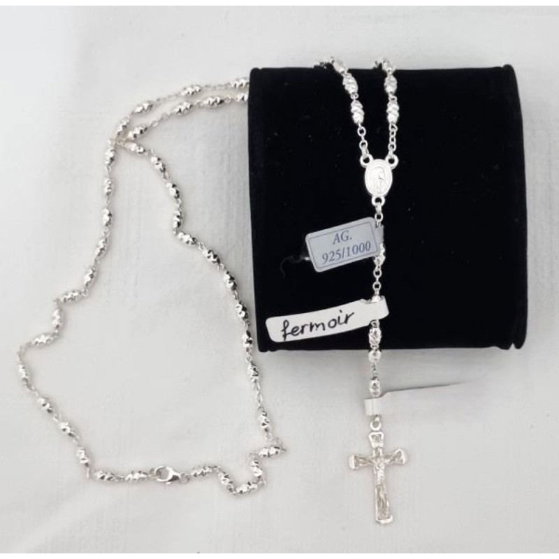 Chapelet en argent avec des perles en forme de pommes de pin. 4 mm