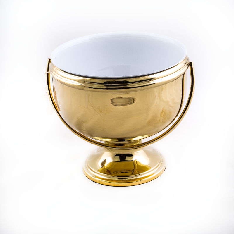 Een gouden zegening. 19 centimeter hoog. 18 cm in diameter