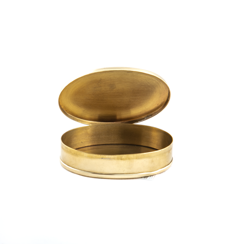 Gouden ovale doos. 8,5 cm