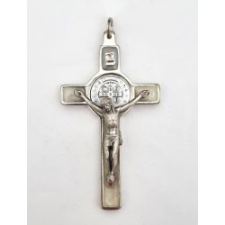 St. Benedictus-kruis van metaal met een laag emaille. een kwart centimeter. verkrijgbaar in verschillende kleuren