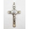 St. Benedictus-kruis van metaal met een laag emaille. een kwart centimeter. verkrijgbaar in verschillende kleuren