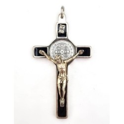 St. Benedictus-kruis van metaal met een laag emaille. een kwart centimeter. verkrijgbaar in verschillende kleuren