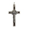 Pendentif croix de Saint Benoit en métal et émail. 4 cm