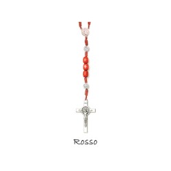 Rozenkrans van Sint-Benedictus met rode ovale houten kralen aan dubbele ketting