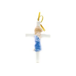 Wit kruis met een keramisch gebedsjongen. 9,5/5,5 cm